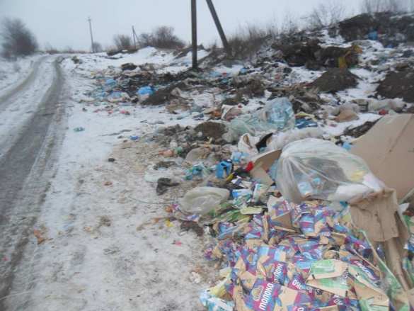 Селяне Прикарпатья несут вахту по защите от грузовиков со львовским мусором Селяне Прикарпатья несут вахту по защите от грузовиков со львовским мусором
