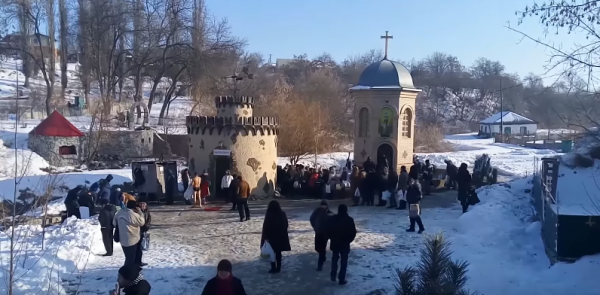 На крещенских купаниях в Кировограде украинские националисты испугались песни про победу России На крещенских купаниях в Кировограде украинские националисты испугались песни про победу России