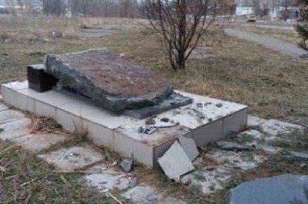 «Чемодан-вокзал-Израиль». Накануне международного дня Холокоста в Украине валят памятники еврейским жертвам нацизма  «Чемодан-вокзал-Израиль». Накануне международного дня Холокоста в Украине валят памятники еврейским жертвам нацизма