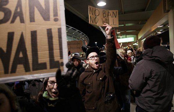 Миграционная политика Дональда Трампа обернулась массовыми акциями протеста Миграционная политика Дональда Трампа обернулась массовыми акциями протеста