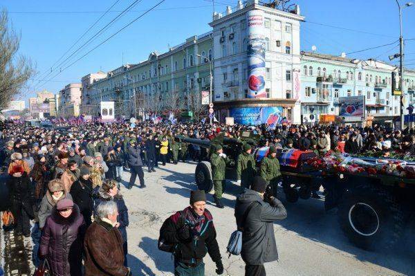 Проводить Гиви в последний путь пришли тысячи людей  Проводить Гиви в последний путь пришли тысячи людей