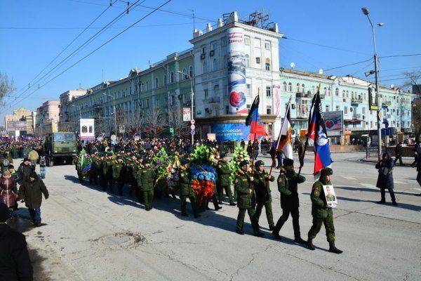 Проводить Гиви в последний путь пришли тысячи людей  Проводить Гиви в последний путь пришли тысячи людей