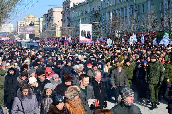 Проводить Гиви в последний путь пришли тысячи людей  Проводить Гиви в последний путь пришли тысячи людей
