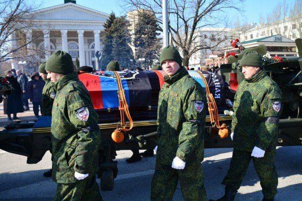 Проводить Гиви в последний путь пришли тысячи людей  Проводить Гиви в последний путь пришли тысячи людей