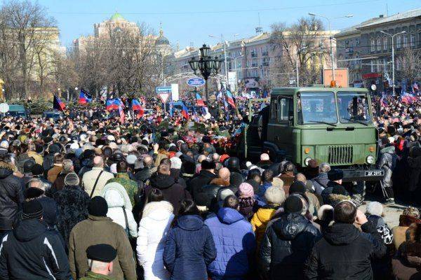 Проводить Гиви в последний путь пришли тысячи людей  Проводить Гиви в последний путь пришли тысячи людей