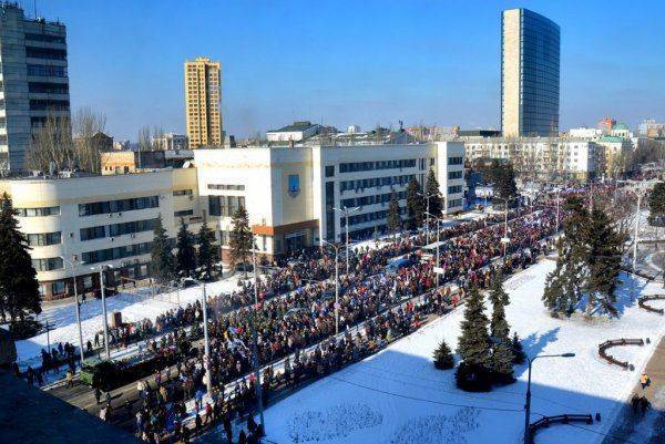 Проводить Гиви в последний путь пришли тысячи людей  Проводить Гиви в последний путь пришли тысячи людей