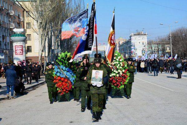 Проводить Гиви в последний путь пришли тысячи людей  Проводить Гиви в последний путь пришли тысячи людей
