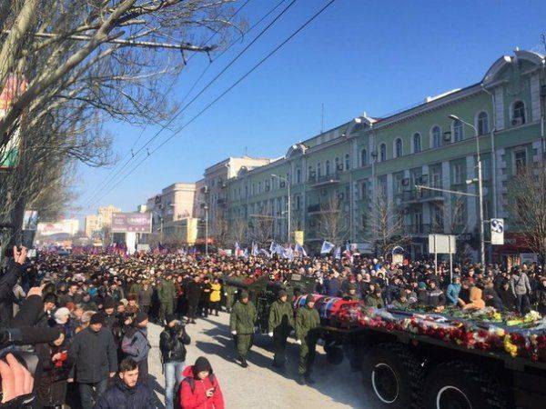 Проводить Гиви в последний путь пришли тысячи людей  Проводить Гиви в последний путь пришли тысячи людей
