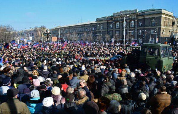 Проводить Гиви в последний путь пришли тысячи людей  Проводить Гиви в последний путь пришли тысячи людей