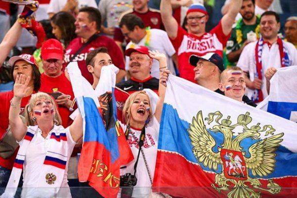 Запад начинает и проигрывает: российские болельщики готовятся к футбольному празднику Запад начинает и проигрывает: российские болельщики готовятся к футбольному празднику