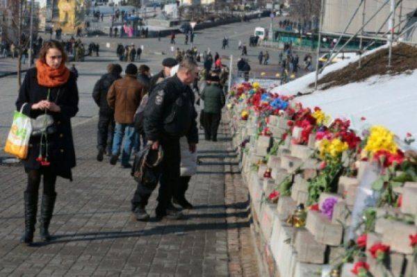 Никто не хотел поминать. Скорбеть по «Небесной сотне» пришло пару сотен наемных плакальщиков Никто не хотел поминать. Скорбеть по «Небесной сотне» пришло пару сотен наемных плакальщиков