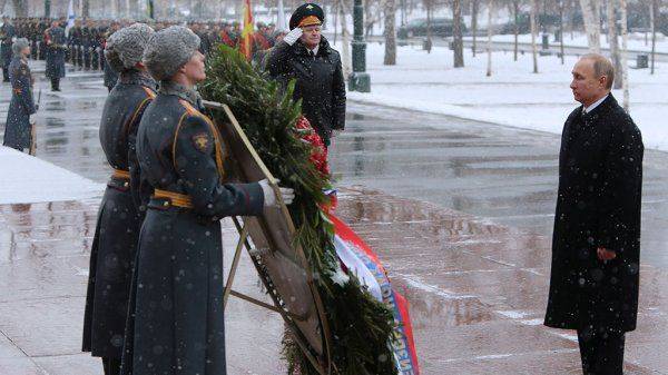 Президент РФ Владимир Путин возложил венок к Могиле Неизвестного солдата