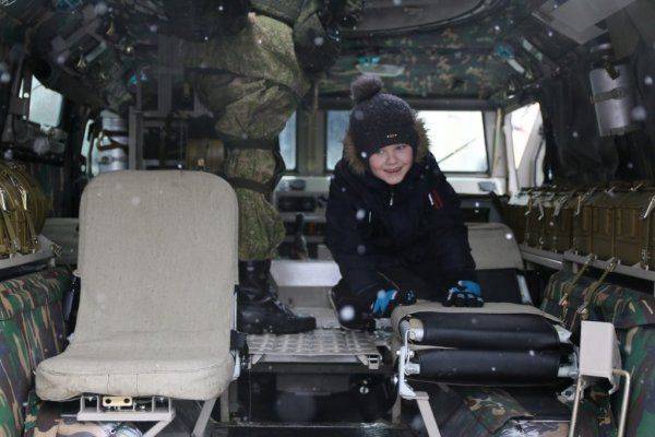 В Ивангороде школьникам показали современное вооружение российской армии