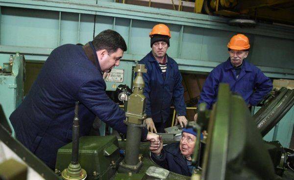 Перед Гройсманом похвастались самым быстрым «заднеприводным» танком в мире Перед Гройсманом похвастались самым быстрым «заднеприводным» танком в мире