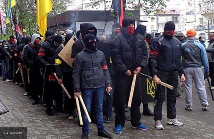 Украина отправила на «минский майдан» боевиков «Азова» и «Правого сектора» Украина отправила на «минский майдан» боевиков «Азова» и «Правого сектора»