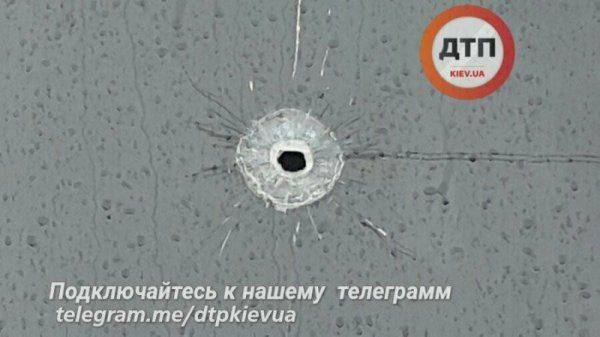 В Киеве снова погони и перестрелки. Бандит, отстреливаясь от полиции, угнал «маршрутку» В Киеве снова погони и перестрелки. Бандит, отстреливаясь от полиции, угнал «маршрутку»