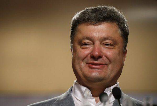 Пьяный Порошенко оконфузился в ходе визита на Харьковский тракторный завод Пьяный Порошенко оконфузился в ходе визита на Харьковский тракторный завод
