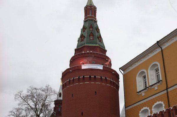 Новая работа Шурыгиной или на что намекали феминистки возле Кремля? Новая работа Шурыгиной или на что намекали феминистки возле Кремля?