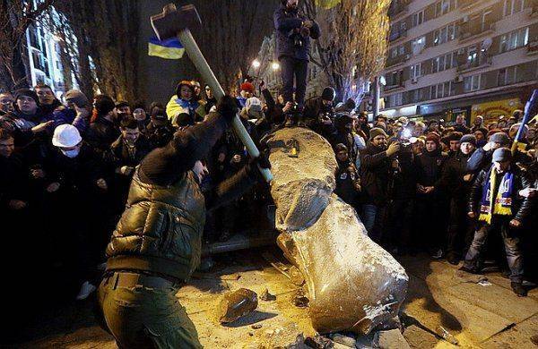 В заложниках у бандеровцев: Почему выкуп памятника Суворову – это ошибка В заложниках у бандеровцев: Почему выкуп памятника Суворову – это ошибка