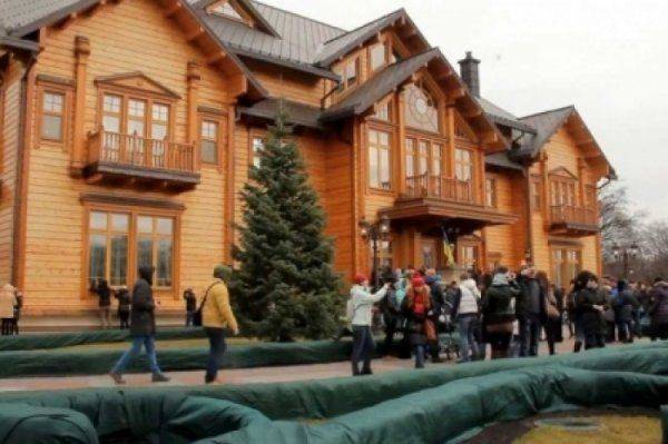 Герои Майдана продают в интернете украденные в Межигорье тарелки и часы «тирана»  Герои Майдана продают в интернете украденные в Межигорье тарелки и часы «тирана»