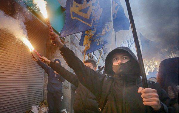 Порошенко угрожают националисты Порошенко угрожают националисты
