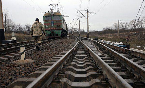 Политика Украины: из-за блокады Донбасса власти лишились 3 млрд долларов Политика Украины: из-за блокады Донбасса власти лишились 3 млрд долларов