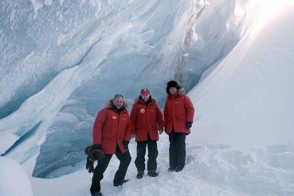 Экстраординарная совместная поездка трех российских лидеров в Арктику. Что русские там нашли? Экстраординарная совместная поездка трех российских лидеров в Арктику. Что русские там нашли?