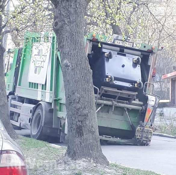 Во Львове грузовик с мусором «самозахоронился» прямо на дороге Во Львове грузовик с мусором «самозахоронился» прямо на дороге