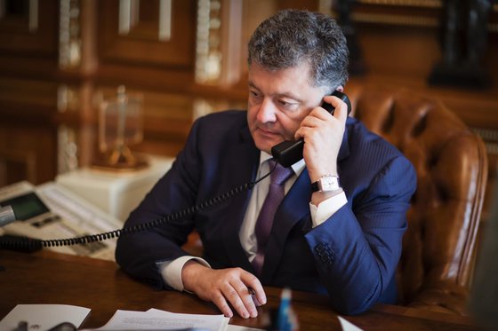 Порошенко тайком звонит Путину и шутит с ним по телефону Порошенко тайком звонит Путину и шутит с ним по телефону