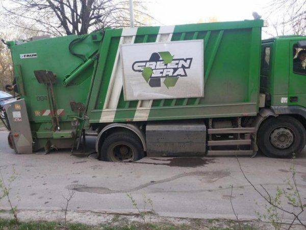 Во Львове грузовик с мусором «самозахоронился» прямо на дороге Во Львове грузовик с мусором «самозахоронился» прямо на дороге