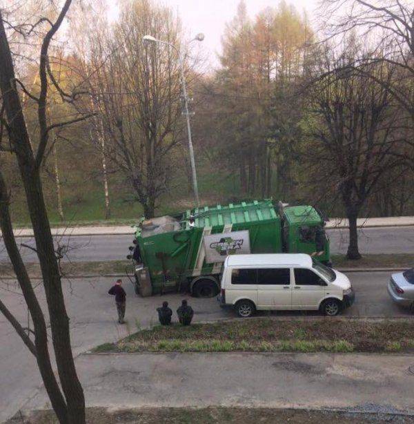 Во Львове грузовик с мусором «самозахоронился» прямо на дороге Во Львове грузовик с мусором «самозахоронился» прямо на дороге