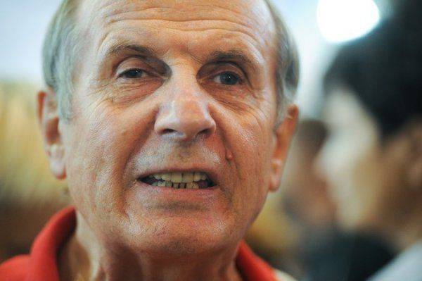 Писатель Веллер швырнул стакан в голову ведущей «Эха Москвы» Писатель Веллер швырнул стакан в голову ведущей «Эха Москвы»