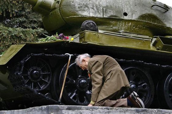 Украинские радикалы грозят ветеранам казнью 9 мая Украинские радикалы грозят ветеранам казнью 9 мая