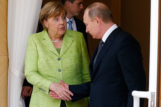 Меркель чуть не взорвалась на встрече с Путиным Меркель чуть не взорвалась на встрече с Путиным