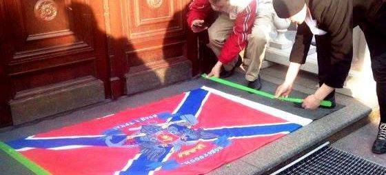 В Одессе СБУ раздает подконтрольным радикалам флаги Новороссии В Одессе СБУ раздает подконтрольным радикалам флаги Новороссии