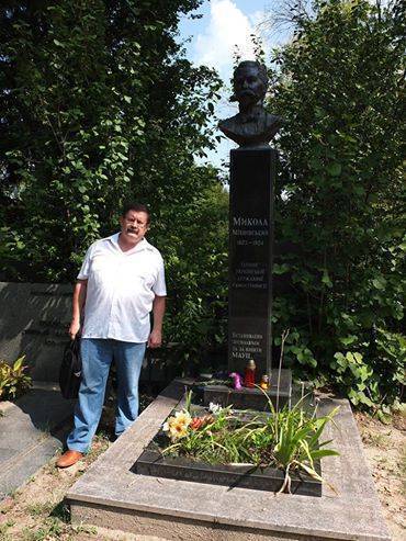 В Киеве снесли бюст видного идеолога украинского национализма В Киеве снесли бюст видного идеолога украинского национализма