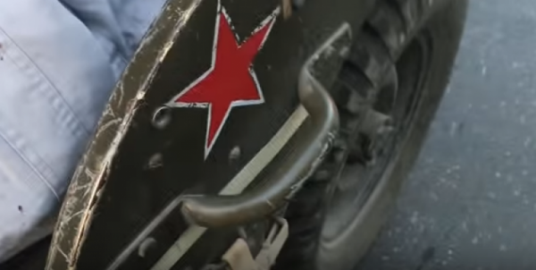 В Одессе правосеки напали на двух мужчин в машине с советской символикой В Одессе правосеки напали на двух мужчин в машине с советской символикой