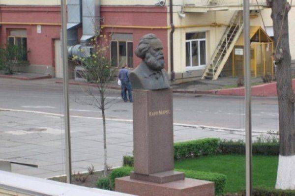 Вятрович приказал Вальцману немедленно снести Карла Маркса с территории фабрики «Рошен»  Вятрович приказал Вальцману немедленно снести Карла Маркса с территории фабрики «Рошен»