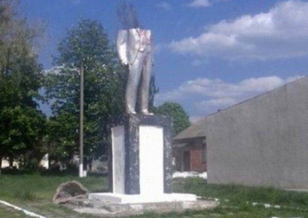 В Одессе отпилили голову последнему Ленину, а на его месте посадили укроп и мяту  В Одессе отпилили голову последнему Ленину, а на его месте посадили укроп и мяту