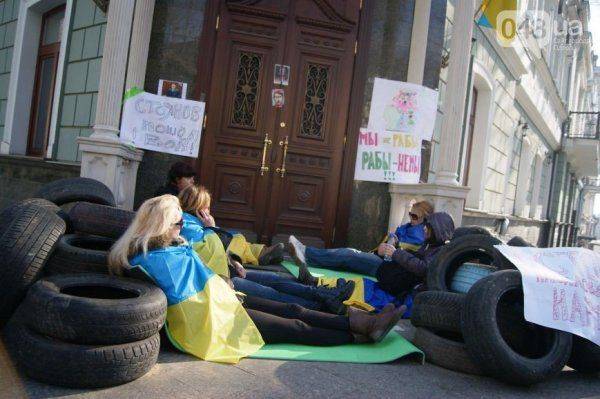 В Одессе СБУ раздает подконтрольным радикалам флаги Новороссии В Одессе СБУ раздает подконтрольным радикалам флаги Новороссии