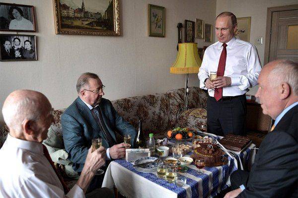 Владимир Путин встретился со своим начальником Владимир Путин встретился со своим начальником