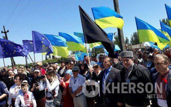 На Херсонщине под флагами ЕС «депортировали» крымских татар  На Херсонщине под флагами ЕС «депортировали» крымских татар