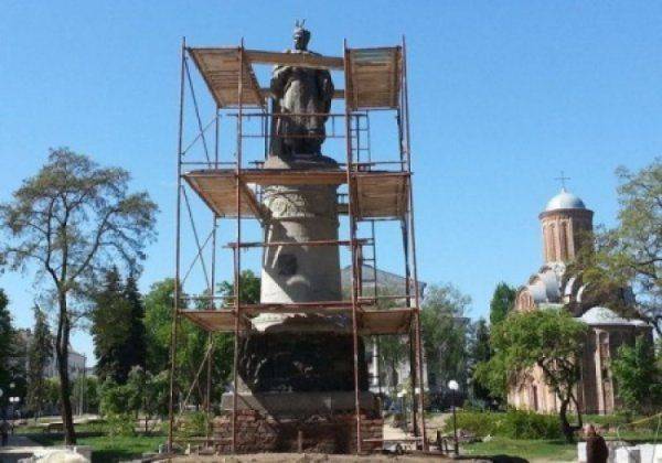 Назло России в Чернигове Богдана Хмельницкого поставили в позу «задом к Москве»  Назло России в Чернигове Богдана Хмельницкого поставили в позу «задом к Москве»