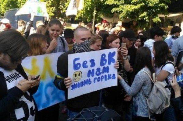 Онижедети уже хотят свергнуть «панду» Порошенко за запрет российских соцсетей  Онижедети уже хотят свергнуть «панду» Порошенко за запрет российских соцсетей