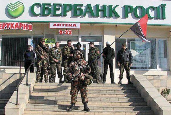 Россиянка в одиночку одолела толпу разъяренных украинских националистов Россиянка в одиночку одолела толпу разъяренных украинских националистов