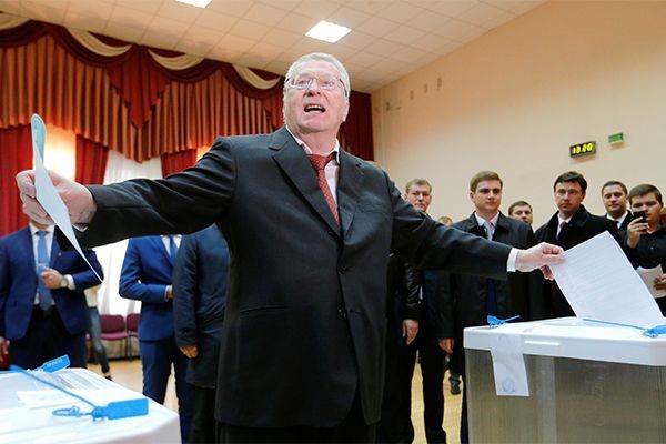 Имперские замашки: Вернуть царский гимн и перекрасить Кремль Имперские замашки: Вернуть царский гимн и перекрасить Кремль