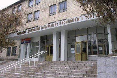 При взрыве в центре Донецка частично разрушено здание университета При взрыве в центре Донецка частично разрушено здание университета