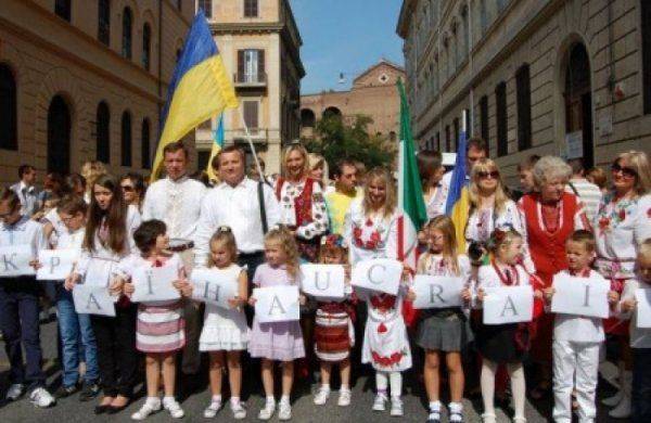 «Итальянцы - тупые грязнули, но в стране закон и порядок». Бывшая поломойка готовит соотечественников к работе в ЕС «Итальянцы - тупые грязнули, но в стране закон и порядок». Бывшая поломойка готовит соотечественников к работе в ЕС