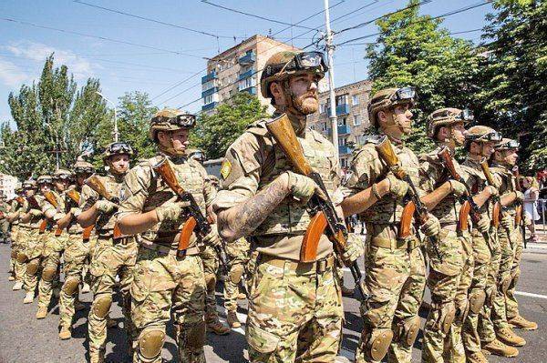 В Мариуполе прошел парад под нацистскими свастиками  В Мариуполе прошел парад под нацистскими свастиками