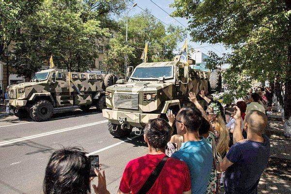 В Мариуполе прошел парад под нацистскими свастиками  В Мариуполе прошел парад под нацистскими свастиками